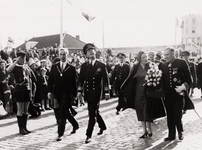 18692 H.M. Koningin Juliana en Z.K.H. Prins Bernhard in gezelschap van de Commissaris van de Koningin in Zeeland, Jhr. ...
