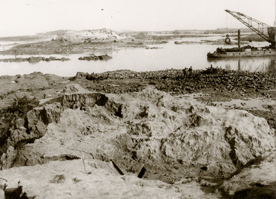 18718 Tweede Wereldoorlog. Het dichten van het gat in de Nolledijk. Het gat in de Nolledijk is ontstaan op 7 okt. 1944. ...