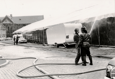 18730 Tijdens een hevige storm maakt de brandweer de tent nat waarin de oktoberbeurs wordt gehouden. Men hoopt op deze ...