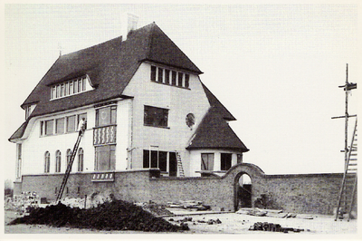 18757 Het pas gebouwde Wooldhuis op Boulevard Evertsen. Achterop de kaart staan enkele regels uit het gastenboek van ...