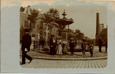 18796 Betje Wolffplein met fontein. Op de achtergrond de Aagje Dekenstraat met rechts de smederij van de Kon. Mij. de Schelde