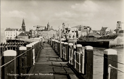 18799 'Vlissingen, Roeierspier en Nieuwendijk' De Loodsensteiger met op de achtergrond de Nieuwendijk.