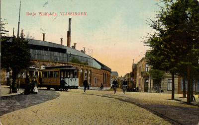 18806 'Betje Wolfplein. Vlissingen' met tram gezien vanuit de Badhuisstraat. Links op de achtergrond de smederij van de ...