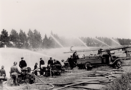 18813 Tweede Wereldoorlog. Brandweeroefening aan het Kanaal bij de Keersluis