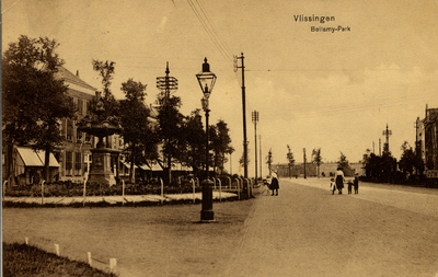 18831 'Vlissingen Bellamy-park' Het Bellamypark gezien in zuidelijke richting. Links de fontein van Betje Wolff en ...