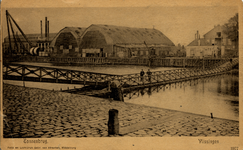 18835 'Tonnenbrug. Vlissingen' De Tonnenbrug over de Dokhaven, gezien vanaf de Peperdijk met op de achtergrond de ...