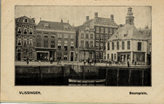 18837 'Vlissingen. Beursplein', met rechts het Beursgebouw. Op de voorgrond de Voorhaven