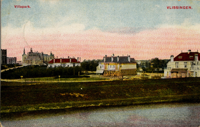 18839 'Villapark. Vlissingen.' Op de voorgrond de Kleine Spuiboezem en de Parklaan. Links op de achtergrond het Grand ...