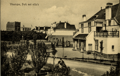 18842 'Vlissingen, Park met villa's' Achterzijde villa's aan de Badhuisstraat gezien vanaf de Parklaan. Links op de ...