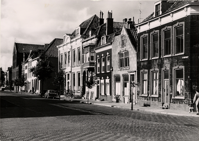 18859 De Hendrikstraat met links van het midden (achter de personenauto) de Palingstraat en uiterst rechts het begin ...
