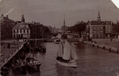 18884 De Voorhaven, Beursbrug en Koopmanshaven.Links op de achtergrond het Beursplein met Beursgebouw, rechts het De ...