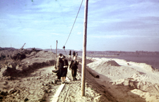 18889 Tweede Wereldoorlog. Herstelwerkzaamheden aan de Nolledijk na de inundatie