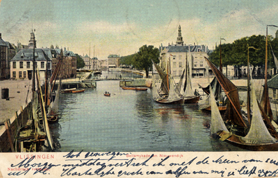 18894 'Vlissingen. Bellamykade en Nieuwendijk'. Gezicht op het Beursplein met Beursgebouw, Voorhaven met vissersschepen ...