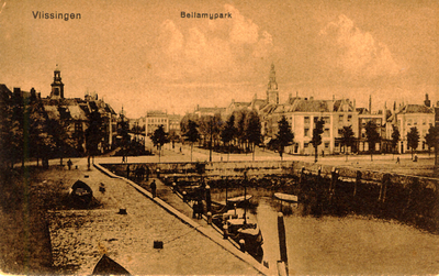 18896 'Vlissingen. Bellamijpark' Gezicht op het Beursplein, de Voorhaven het Bellamypark en de Nieuwendijk.