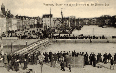 18899 'Vlissingen, Gezicht van af de Boulevard op den Nieuwen Dijk' Op de achtergrond de Nieuwendijk en de Engelse- of ...