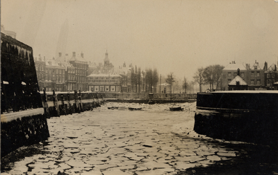 18904 De Voorhaven tijdens de strenge winter van 1929Op de achtergrond ziet men het Beursplein met Beursgebouw.