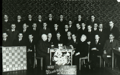 18927 Foto t.g.v. het 55-jarig bestaan van de Vlissingsche schaakclub. Op de onderste rij van l. naar r.: P. Vijn, ir. ...