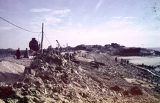 18928 Tweede Wereldoorlog. Herstelwerkzaamheden aan de Nolledijk na de inundatie gezien in de richting van de Boulevard