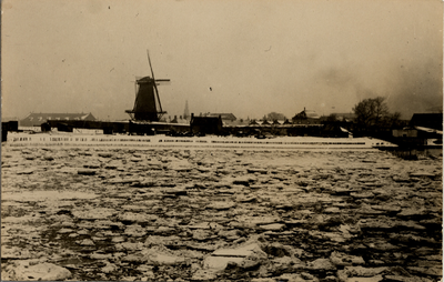 18941 De Oosterhaven of Slikhaven, toegang tot de Dok- of Marinehaven. Op de achtergrond staat de Oranjemolen