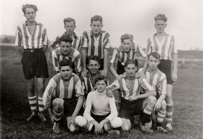 18949 Voetbalelftal van E.M.M. uit Vlissingen.Op de bovenste rij van l. naar r.: ?, ?, Pieter Ventevogel en ?.Gebukt: ...