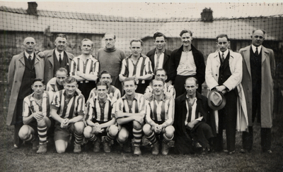 18956 Voetbal Combinatie Vlissingen (VCV), het 1e elftal in Bromley (Engeland).Staand van l. naar r.: Jac de Visser, ...