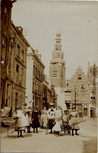 19013 Op de voorgrond de Bierkade. Op de achtergrond de IJzeren Brug, Kerkstraat, de St. Jacobstoren en de Bellamykade
