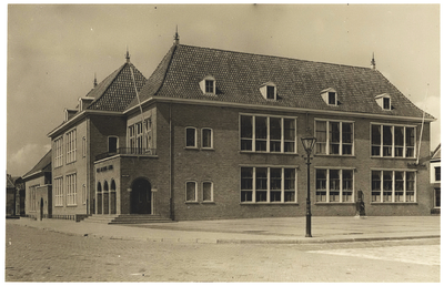 19020 De Frans Naereboutschool (l.) en de Prins Willem school (r.). Stichting van een Openbare school in 1883 op de ...