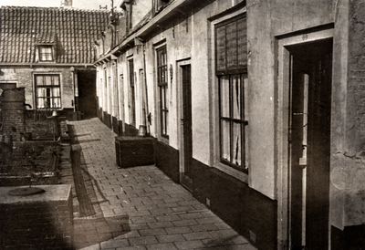 19024 De binnenplaats van het oude Gasthuis in de Koestraat.