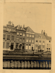 19037 Huizen aan de westzijde van het Droogdok. Het middelste huis is het woonhuis van Jean-Louis Pisuisse, ...