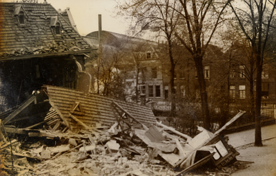 19040 Tweede Wereldoorlog. Doopsgezinde Kerk in de Van Dishoeckstraat, hoek Aagje Dekenstraat, verwoest door bomaanval ...