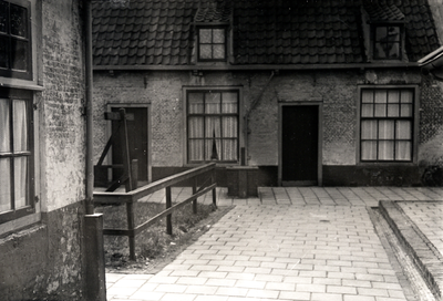 19045 De binnenplaats van het oude Gasthuis aan de Koestraat.