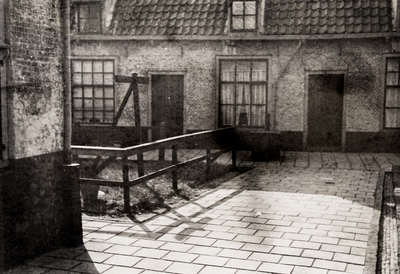 19049 De binnenplaats van het oude Gasthuis aan de Koestraat.