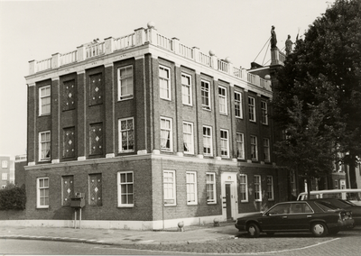 19054 Blok flatwoningen in de Hendrikstraat, naast het Beeldenhuis