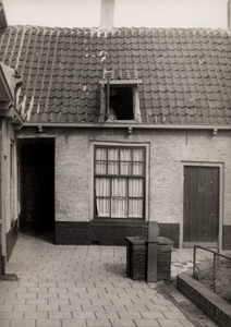 19067 De binnenplaats van het oude Gasthuis in de Koestraat.