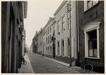 19069 De Hellebardierstraat gezien in de richting van het Bellamypark. Het witte gebouw rechts is het na de Tweede ...