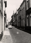 19070 De Hellebardierstraat gezien in de richting van het Bellamypark. Rechts het voormalige Gasthuis. In 1661 werd het ...