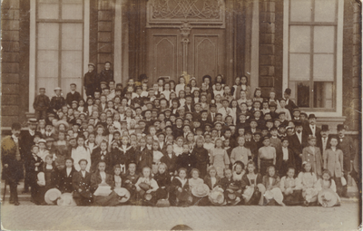 19085 Schoolklassen voor het stadhuis op de Houtkade