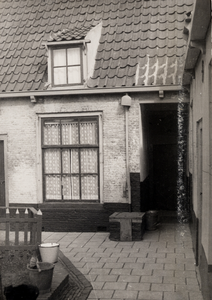 19086 De binnenplaats van het oude Gasthuis in de Koestraat.