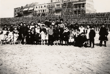 19110 Kinderen op het strand voor Boulevard Bankert.