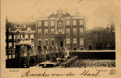 19127 'Stadhuis. Vlissingen' Vanaf de Dokkade gezicht op het Stadhuis aan de Houtkade (Van Dishoeckhuis). Links de Schipbrug.