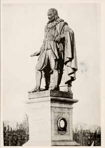 19129 Het standbeeld van M.A. de Ruyter op de boulevard te Vlissingen.