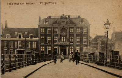 19135 'Schipbrug met Stadhuis. Vlissingen' Vanaf de Schipbrug gezicht op het Stadhuis aan de Houtkade (Van Dishoeckhuis)