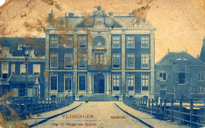 19137 'Vlissingen. Stadhuis.' Vanaf de Schipbrug gezicht op het Stadhuis aan de Houtkade (Van Dishoeckhuis).