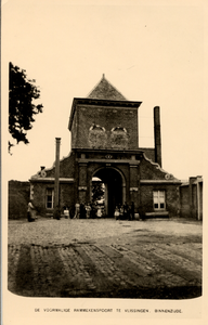 19155 'De voormalige Rammekenspoort te Vlissingen. Binnenzijde' De Rammekenspoort (1659-1871) aan het eind van de Dokkade.