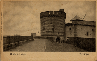 19156 'Oudheidskamer. Vlissingen' De Westpoort of Gevangentoren op Boulevard de Ruyter. Rechts de Bomvrije Kazerne.