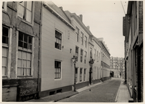 19158 De Hellebardierstraat gezien in de richting van de Breewaterstraat. Het grote gebouw is het na de Tweede ...