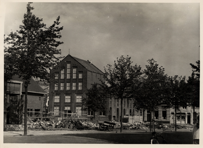19182 Gezicht op het gebouw van brouwerij de Meiboom in de Hendrikstraat, gebouwd in 1922. De Meiboom werd in het begin ...
