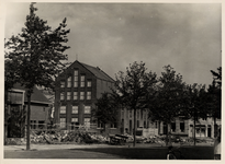 19182 Gezicht op het gebouw van brouwerij de Meiboom in de Hendrikstraat, gebouwd in 1922. De Meiboom werd in het begin ...