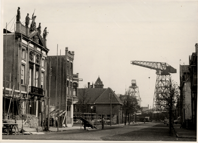 19183 De Hendrikstraat gezien in de richting van het Droogdok. Links het Beeldenhuis. De vergunning voor de aan ...