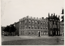 19184 Hoek Hendrikstraat (van links naar rechts), Gravestraat. In de Hendrikstraat het Beeldenhuis, in 1730 gebouwd aan ...
